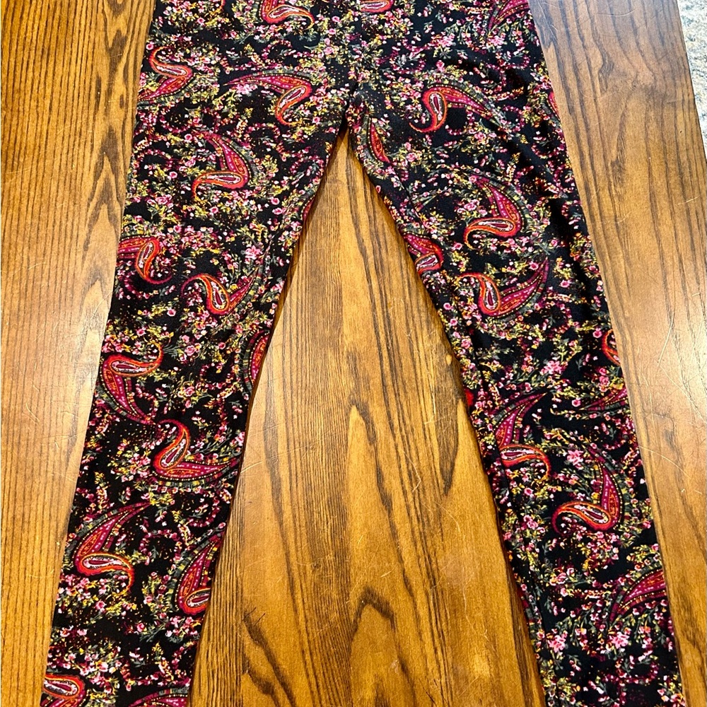 LuLaRoe paisley! One Size leggings.